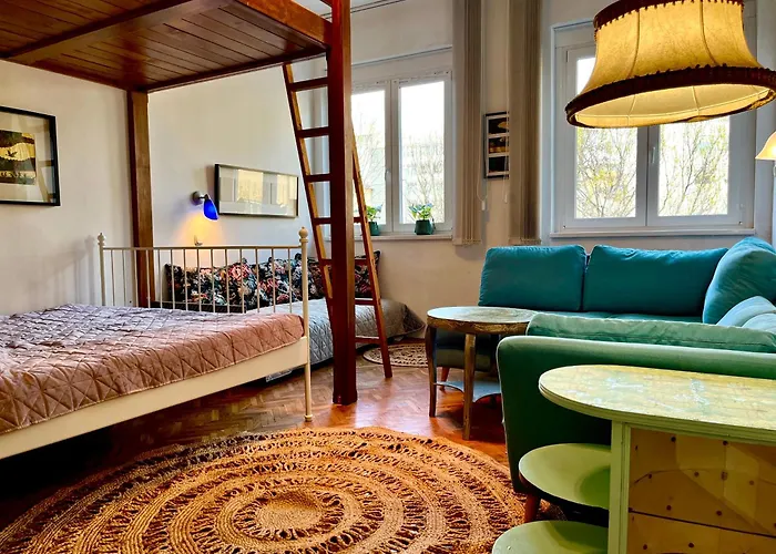 Cozy Art Flat Downtown Buda