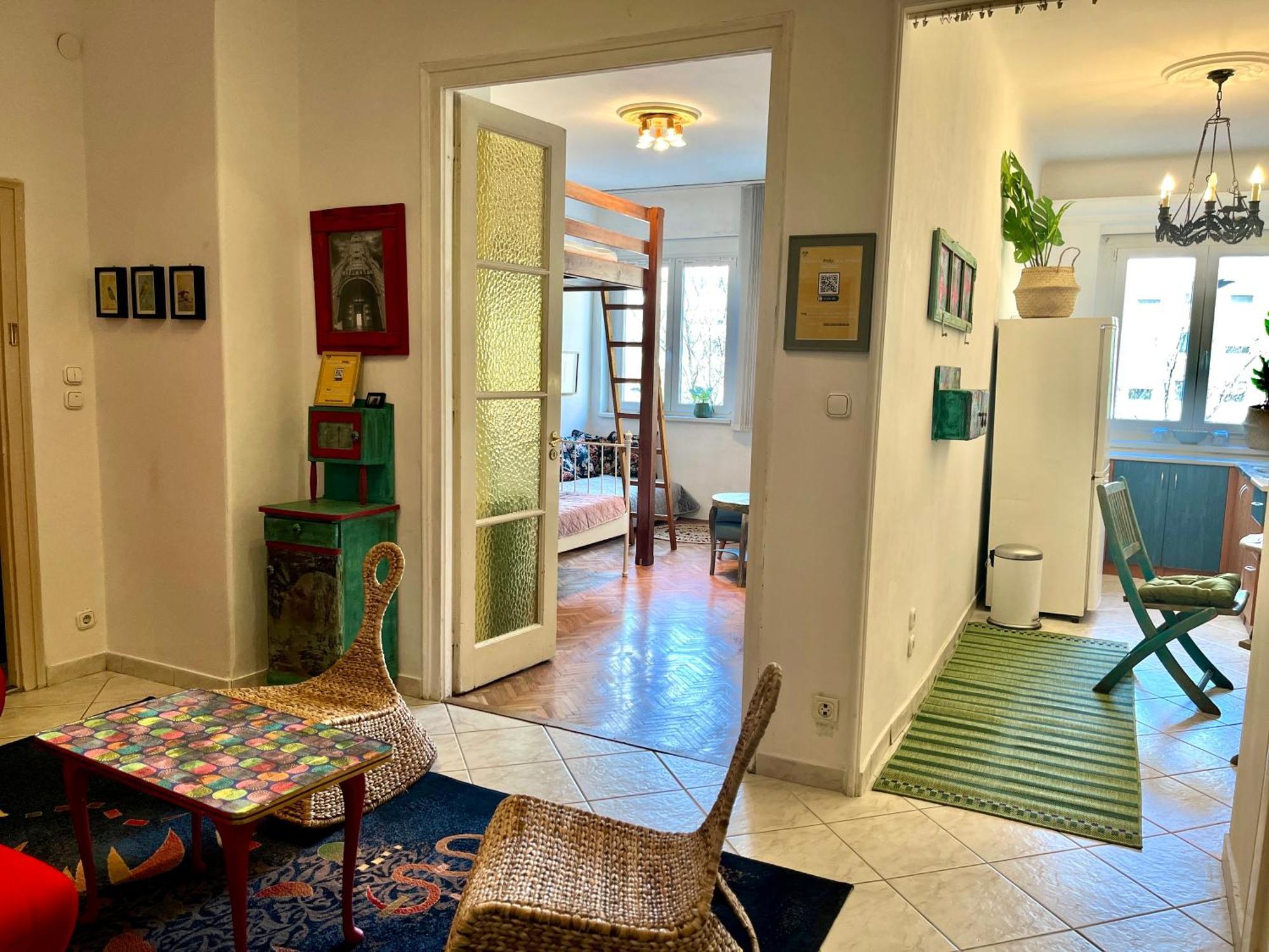 Cozy Art Flat Downtown Buda